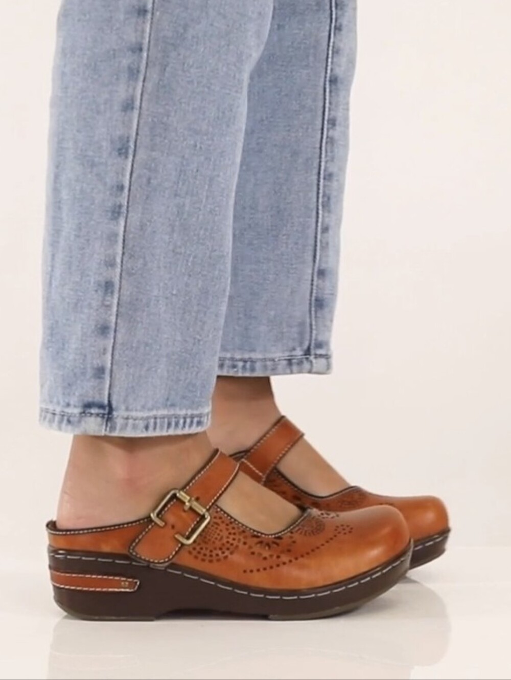7.5/8 Spring Step L' Artiste Genuine Leather Laser Cut Detail Aneria Clogs